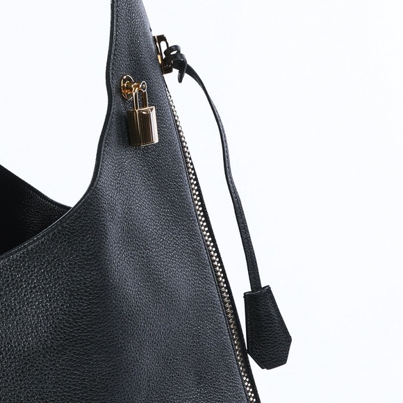 Tom Ford Large Pebbled Leather Single Strap Hobo/Toto Bag w Lock & Key - Gold - Picture 6 of 10